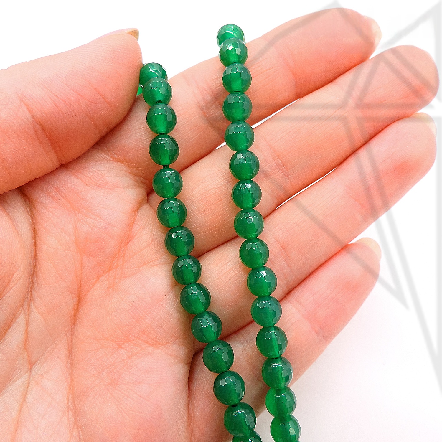 Халцедон (агат) зеленый круглый огранка 1/2 нити 6 мм