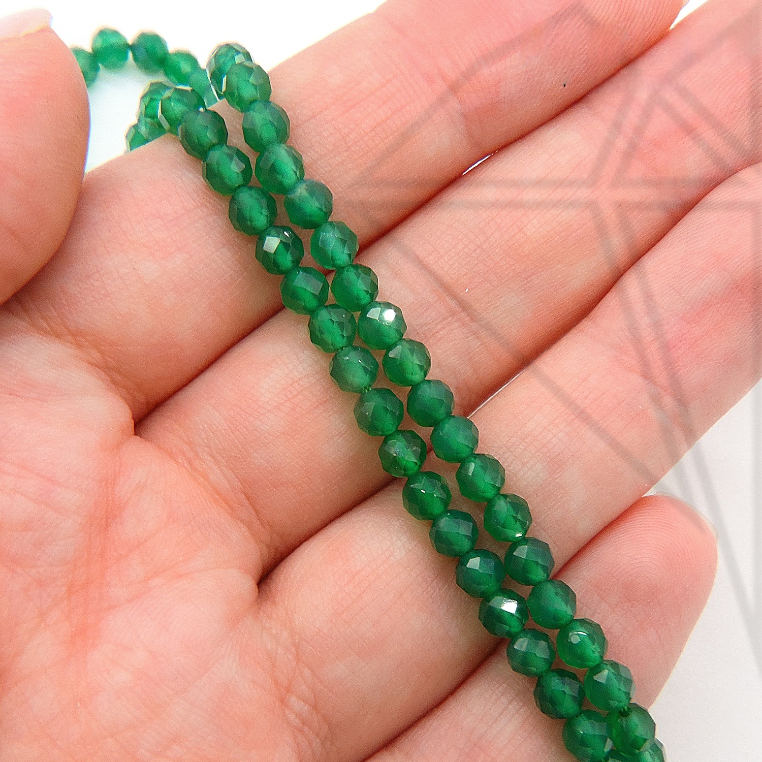 Халцедон (агат) зеленый круглый огранка 1/2 нити 4,5 мм