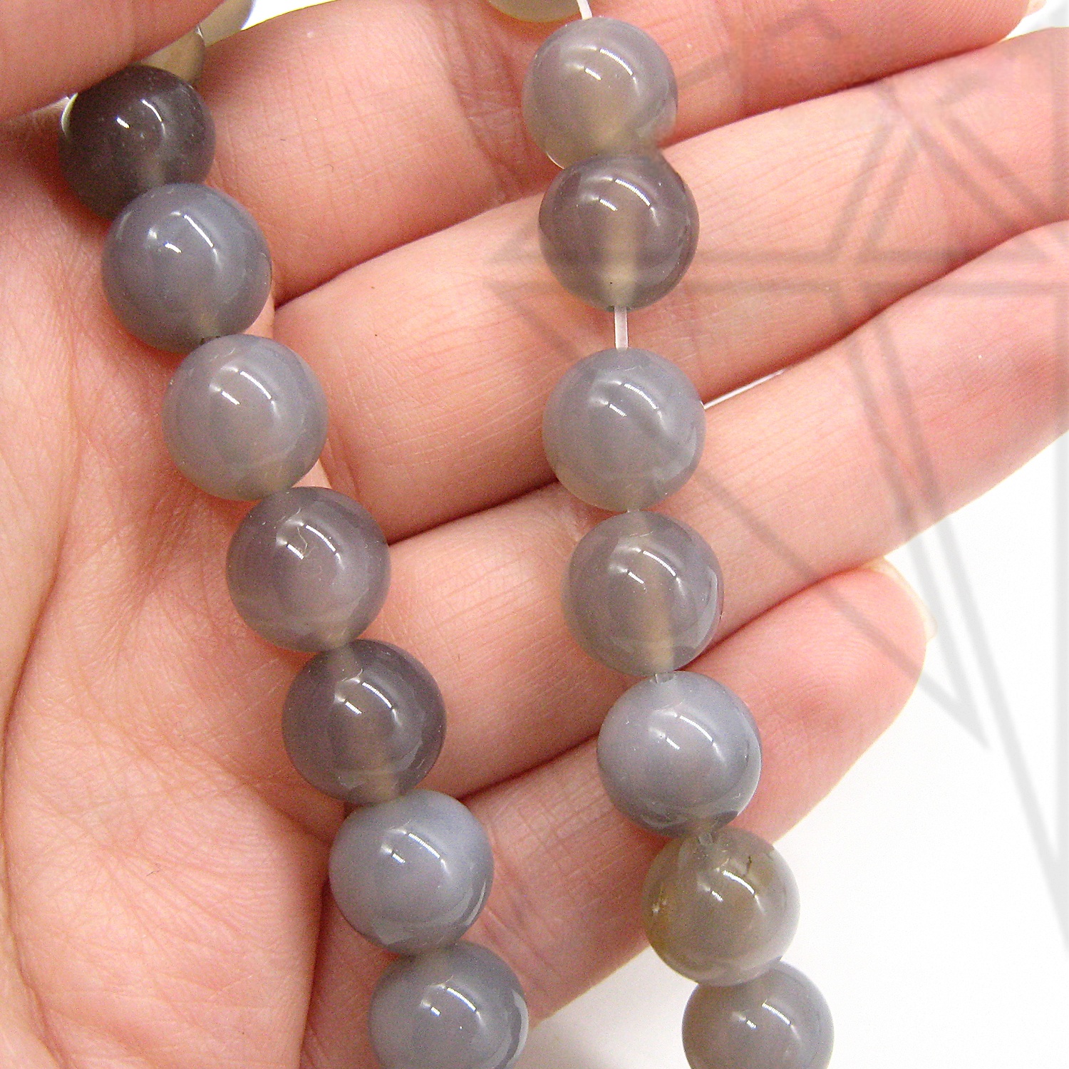 Халцедон серый круглый гладкий глянцевый 10 мм