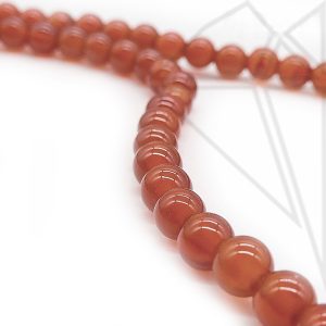 Сердолик круглый гладкий глянцевый 1/2 нити 8 мм