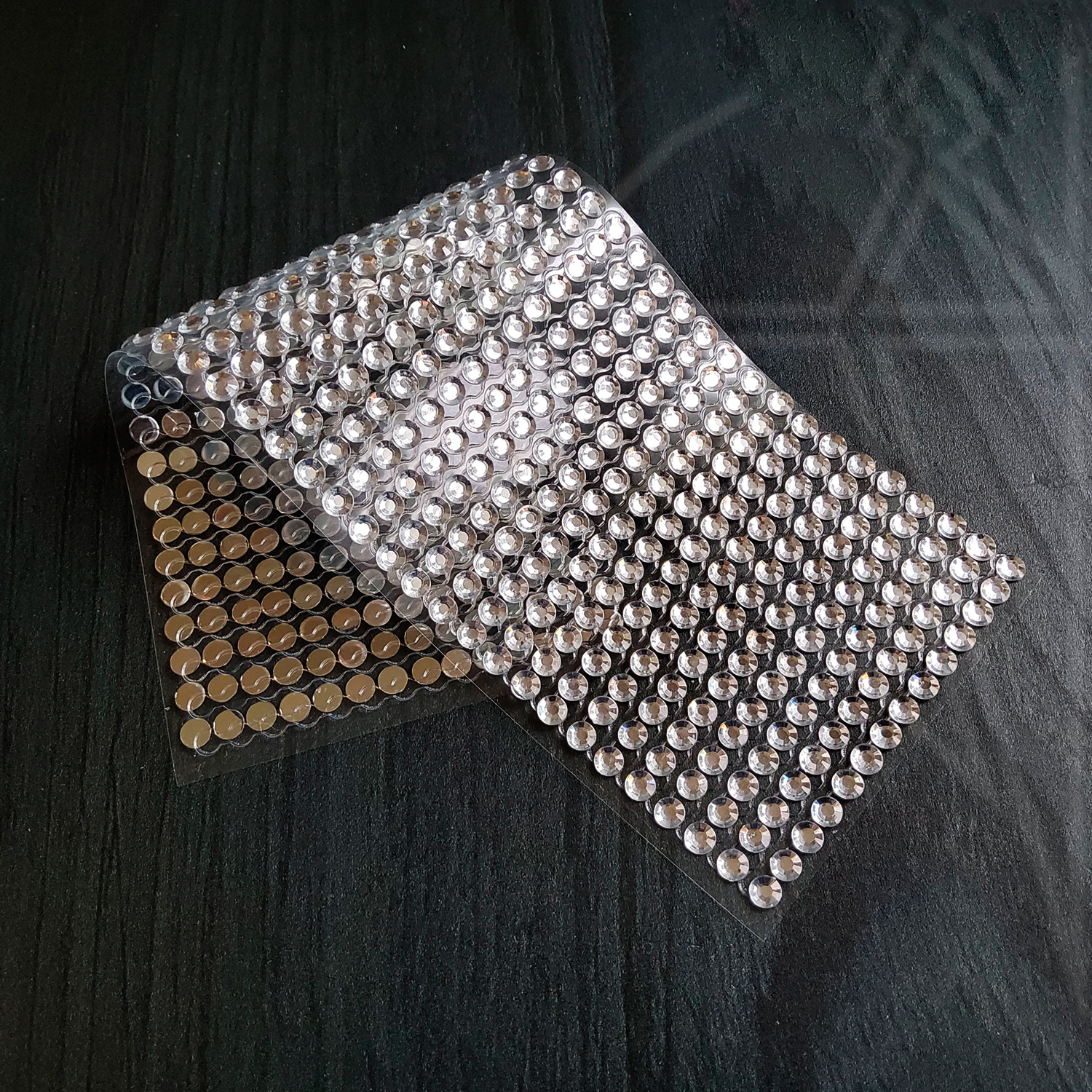 Стразы самоклеящиеся серебристые 6 мм 504 штуки на блистере