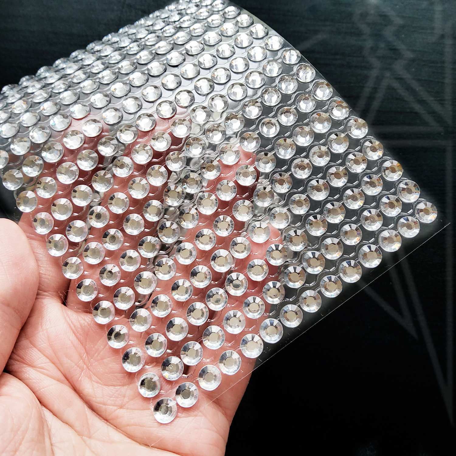 Стразы самоклеящиеся серебристые 6 мм 504 штуки на блистере