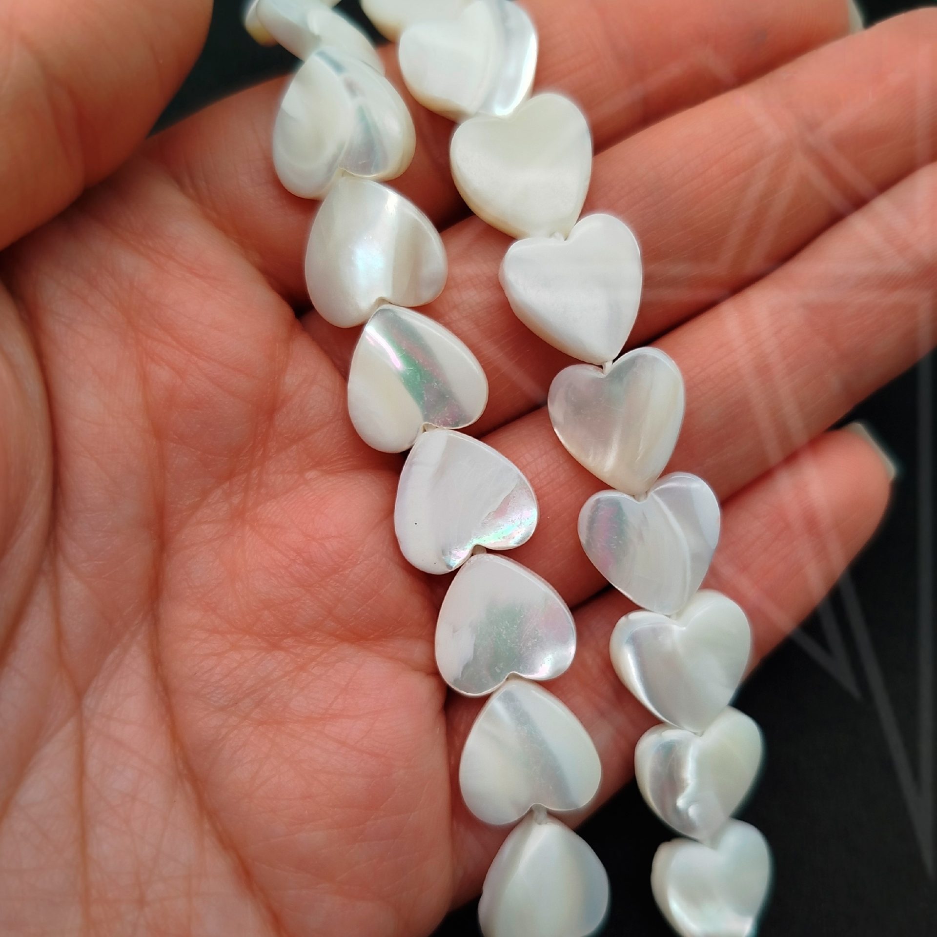 Перламутр белый сердечки 12 мм 1/2 нити