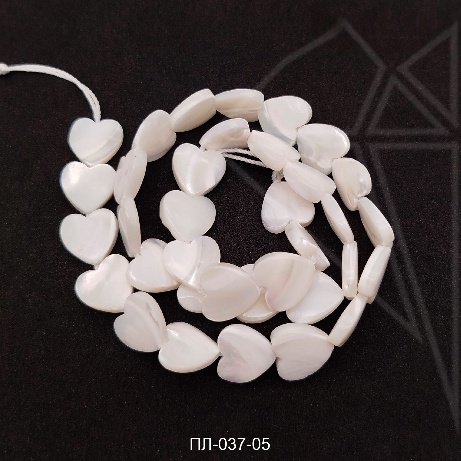 Перламутр белый сердечки 12 мм 1/2 нити