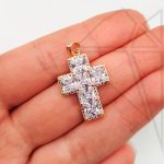 Подвеска крестик с квадратными фианитами 23 мм (золото)