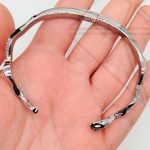 Браслет универсальный змея с зелеными фианитами (родий)