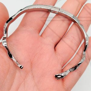 Браслет универсальный змея с зелеными фианитами (родий)