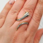 Кольцо безразмерное змея с прозрачными фианитами (золото)