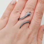 Кольцо безразмерное змея с прозрачными фианитами (родий)