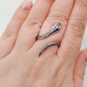 Кольцо безразмерное змея с прозрачными фианитами (родий)