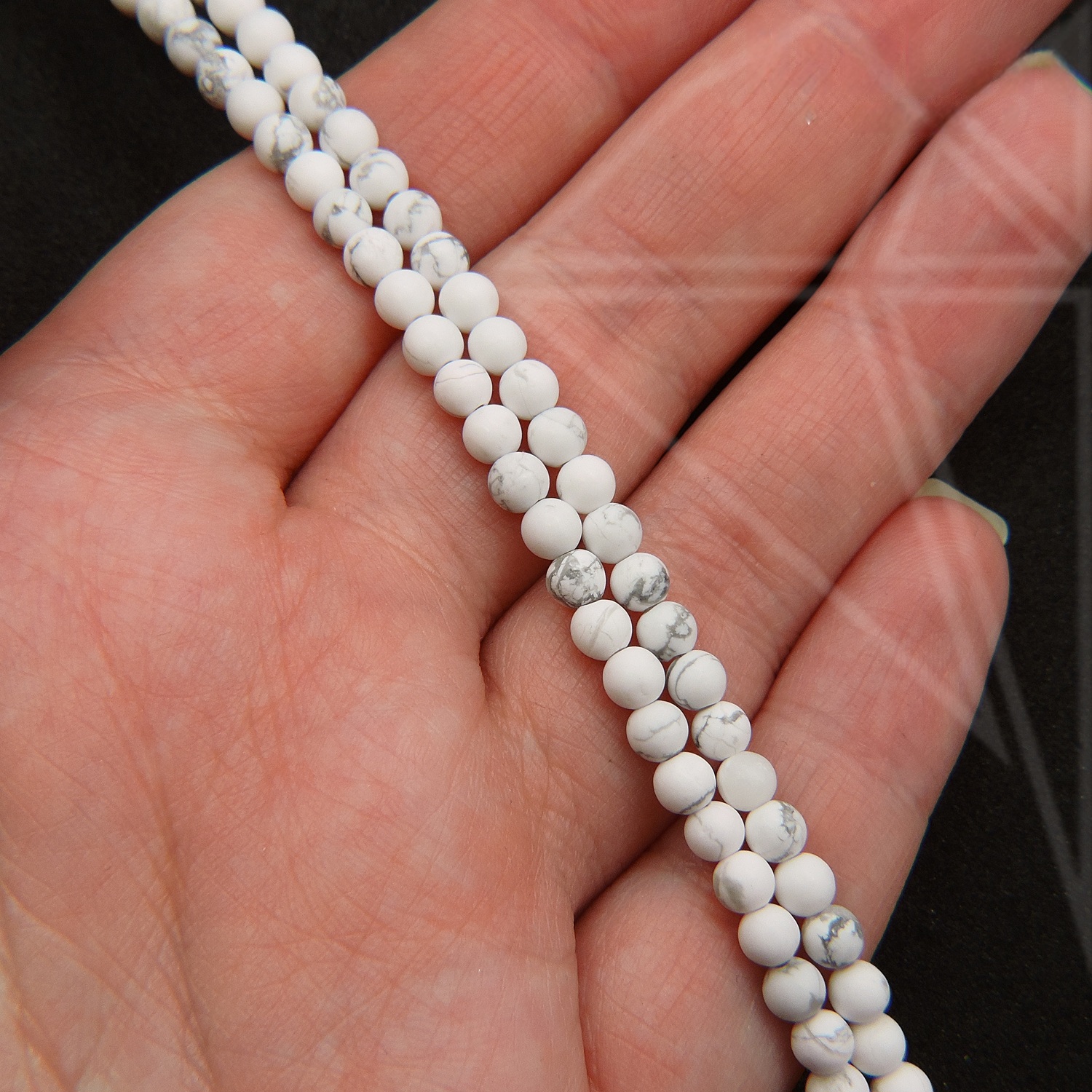 Кахолонг круглый матовый 4 мм 1/2 нити