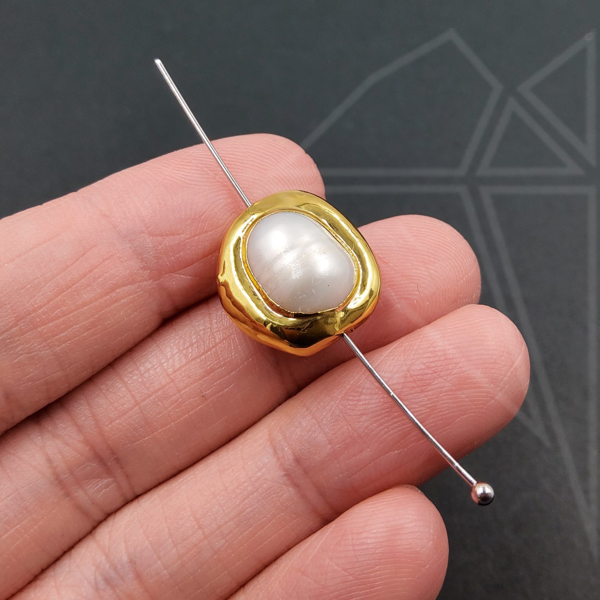 Жемчуг натуральный 1 шт 14х13 мм (золото)