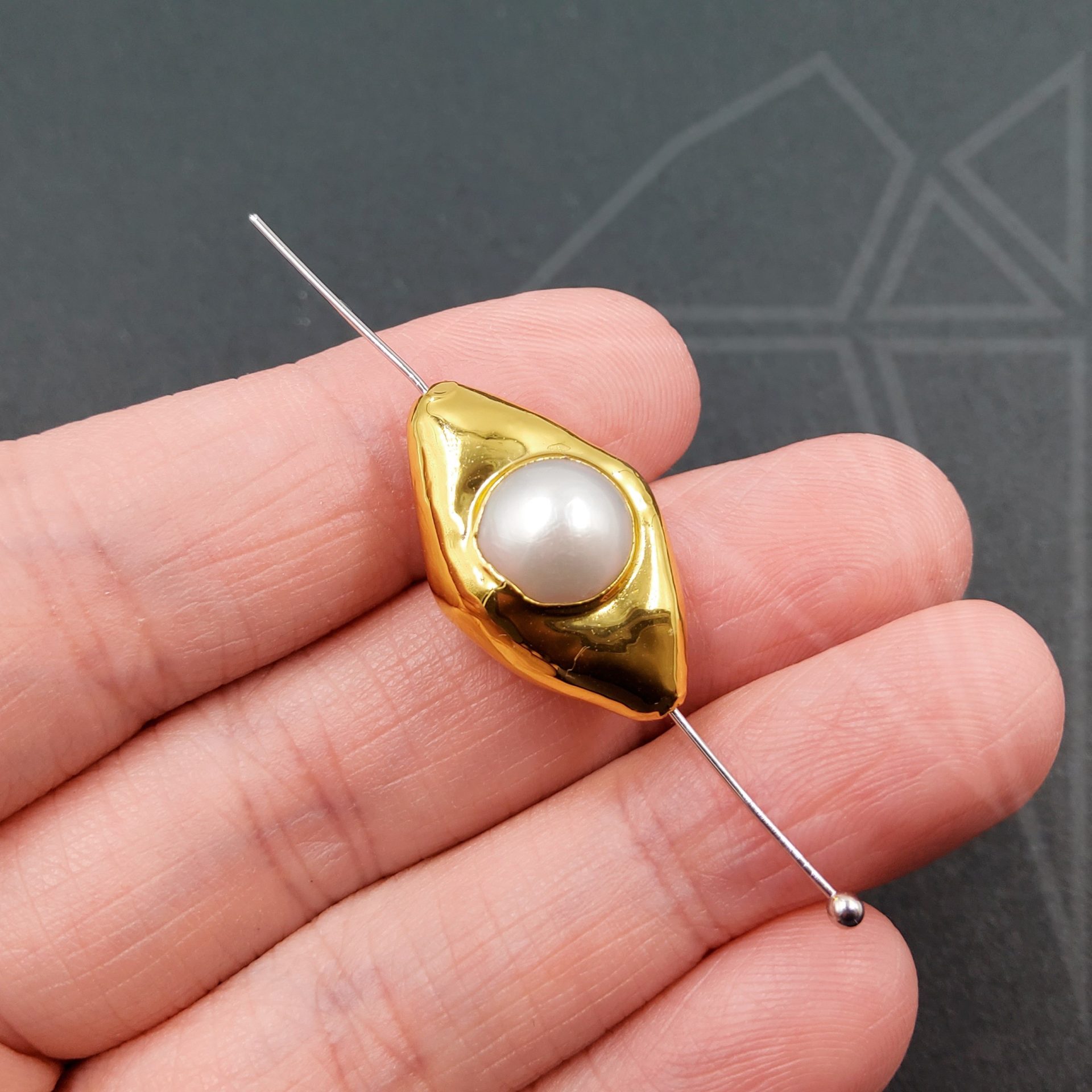 Жемчуг натуральный 1 шт 23х14 мм (золото)